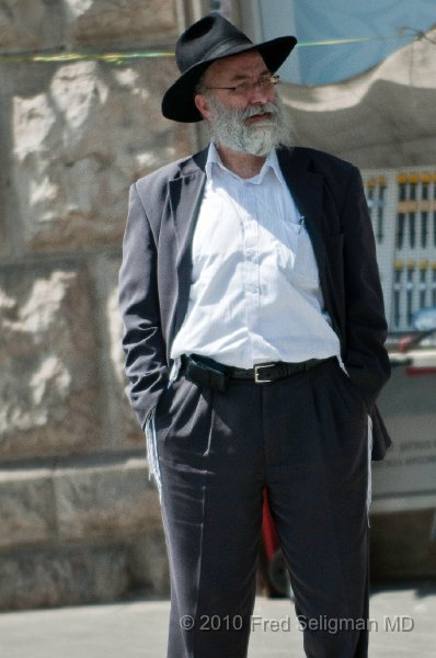 20100409_113644 D300 (1).jpg - Man with fringes, Mea Shearim